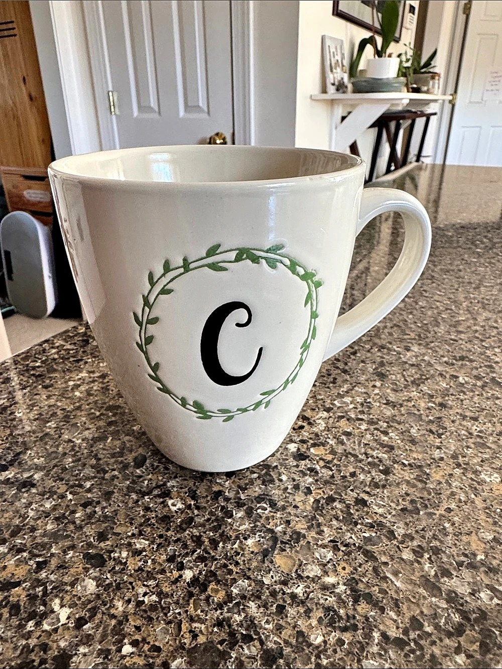 Boston Warehouse mug Monogram C in White & Green